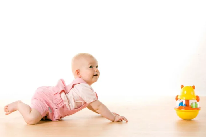 Bé tự ngẩng đầu khi nằm sấp