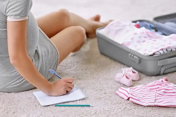 Chuẩn bị đồ đi sinh cho mẹ bầu: Danh sách các vật dụng cần thiết