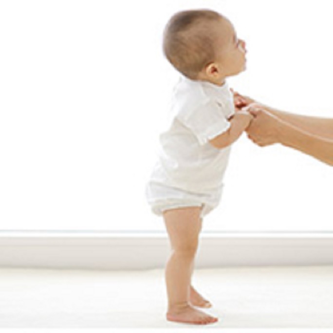 Bé tập đứng và đi nhờ hỗ trợ của ba mẹ