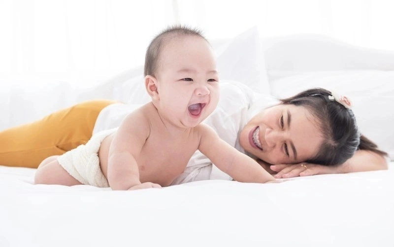 Bé hay cười hơn với bố mẹ